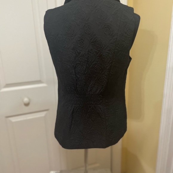 Dress Barn Black form fitting vest.  Quilted, front slit pockets, size small - Picture 4 of 8